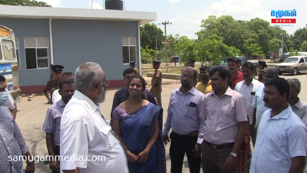 கிளிநொச்சி பேருந்து நிலையத்துக்கு அமைச்சர் டக்ளஸ் திடீர் விஜயம்..!samugammedia 